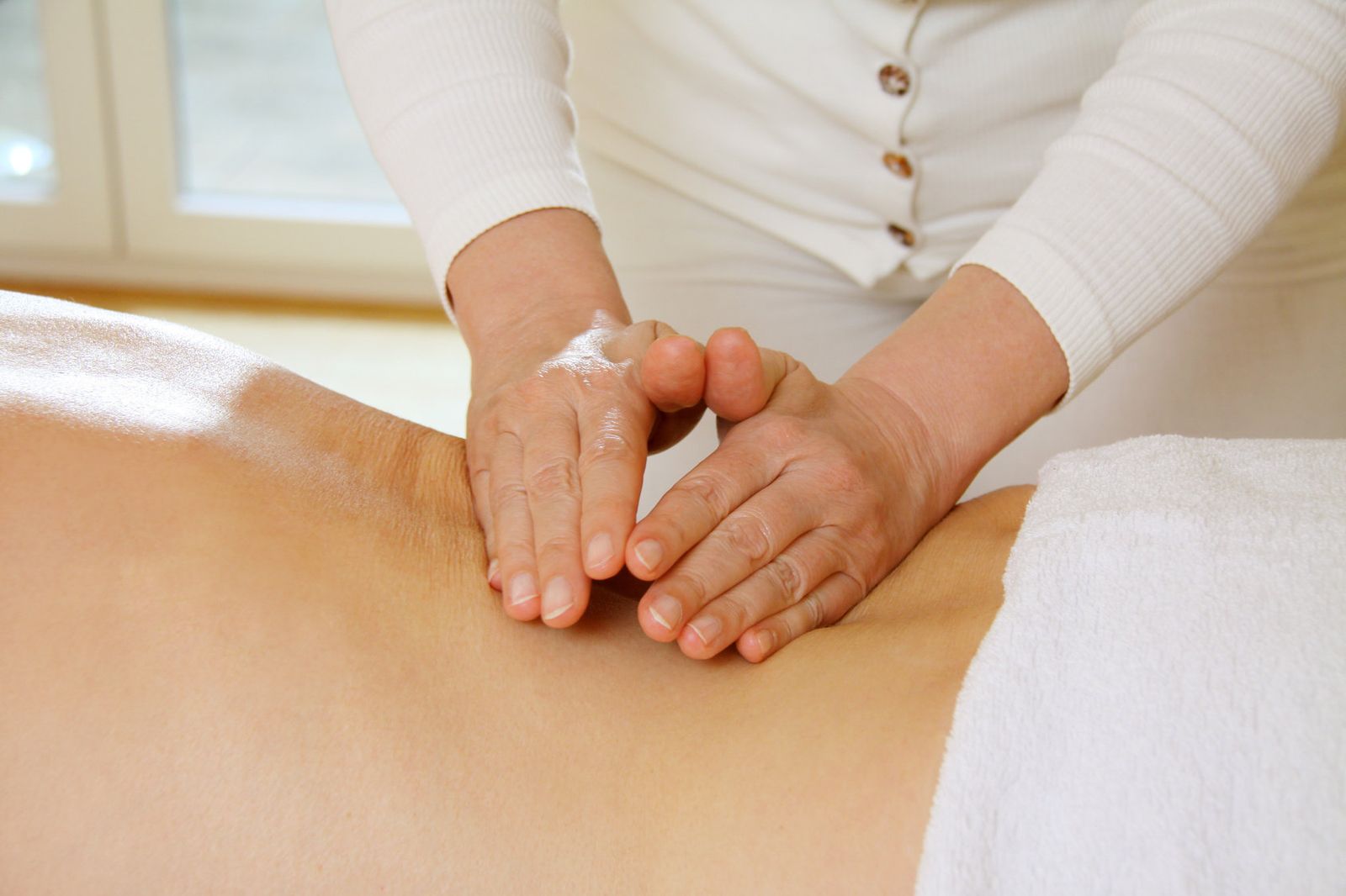 Breuss-Massage: sanfte Rückenmassage entlang der Wirbelsäule